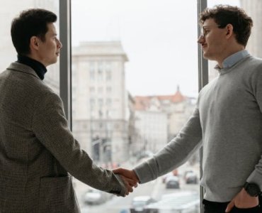 Ciche kontakty, wielkie efekty: Jak budować wartościowe relacje w biznesie, gdy jesteś nieśmiały