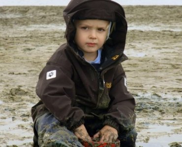 Białe spodnie kontra błoto: plan ratunkowy dla rodziców — proste triki, które ratują dzień
