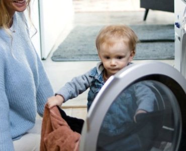 Koniec z górą prania: jak wybrać zestaw pralka + suszarka idealny dla dużej rodziny
