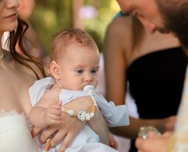 Znajdź swoją biel na chrzest: przewodnik mamy od śnieżnej po ecru