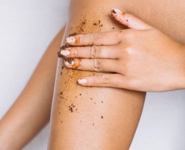Zrób to w 5 minut: domowy peeling kawowy, który wygładza i ujędrnia skórę