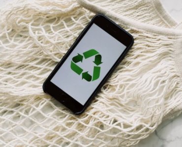 Eko‑tech dla rodziców: sprytne gadżety, które oszczędzają planetę i Twój czas