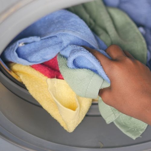 Pranie bez chaosu: domowe systemy, które ujarzmią stertę w dużej rodzinie