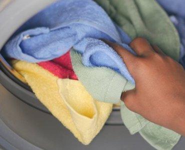 Pranie bez chaosu: domowe systemy, które ujarzmią stertę w dużej rodzinie