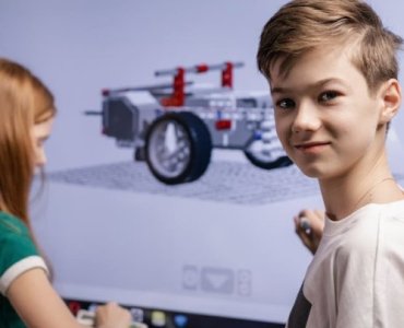 Przyszłość w plecaku: AI, VR i robotyka, które rozpalą ciekawość Twojego dziecka