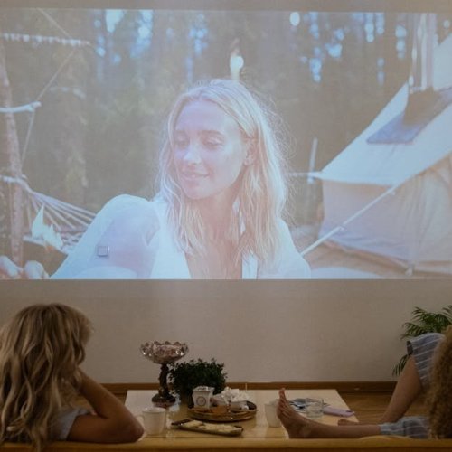 Zamień salon w kino: must‑have dodatki i pomysły na perfekcyjny seans w domu