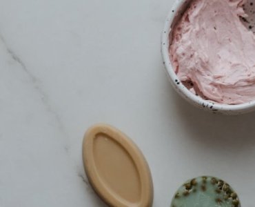 Krem z kuchni czy z drogerii? Prawda o bezpieczeństwie kosmetyków DIY