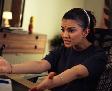 Pracujesz na siedząco? Oto 15‑minutowy plan, który odciąży kręgosłup i przywróci energię