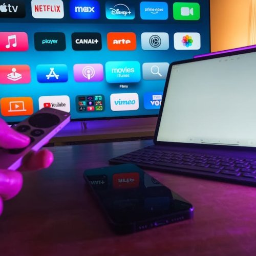 Bajki z kieszeni na wielki ekran: najprostsze sposoby, by puścić animacje z telefonu na telewizor