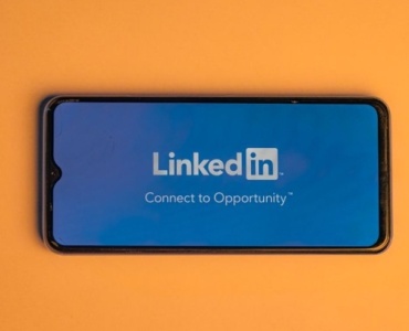 LinkedIn, który przyciąga klientów premium: 10 taktyk na posty, które sprzedają zanim zadzwonisz
