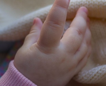 Wełna merino dla malucha: zimowa inwestycja w ciepło, zdrową skórę i spokój rodzica